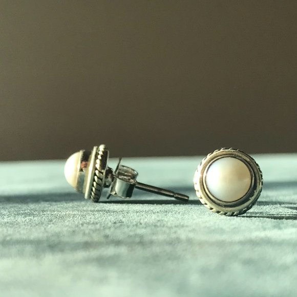 PEARL STUDS - NEW - Picture 2 of 3